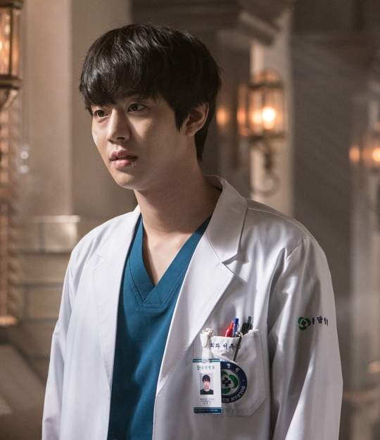 Han Suk-kyu and Ahn Hyo-seop, Romantic Doctor Kim Sabu 2, are overwhelmed by the force that puts the stone wall hospital in tension.SBS New Moonwha Drama Romantic Doctor Kim Sabu 2 (playplayplay by Kang Eun-kyung/director Yoo In-sik) is a true Doctor story that takes place in the background of a poor stone wall hospital in the province. It contains the story of meeting the eccentric genius doctor Kim Sabu (Han Suk-kyu) to find the real romance of life and running fiercely.Han Suk-kyu and Ahn Hyo-seop are in charge of the role of Seo Woo-jin, the second year of the surgical genius surgeon, who was born to live and eat with Kim Sabu, a geek genius doctor whose real name is called the hand of God, respectively, in the romantic doctor Kim Sabu 2.Above all, Han Suk-kyu and Ahn Hyo-seop are facing attention with the scene of the Daechi Station between priests, which explodes extreme tension.In the play, Kim Suk-kyu and Ahn Hyo-seop stand facing each other in the hallway of Doldam Hospital.While Kim Sabu, who has a sharp eye, is looking at Seo Woo-jin coolly, Seo Woo-jin is approaching Kim Sabu and shooting a challenging eye.As the co-coal conflict, which can not be seen in the meeting between any master and disciples, creates an unusual and bloody atmosphere, questions are rising about the confrontation of the future Doctor Priest Charisma.Han Suk-kyu and Ahn Hyo-seops storm front-line Daechi station scene was filmed at Yongin set in Gyeonggi Province last November.On this day, Kim Sabu and Seo Woo-jin were standing in front of each other, and Ahn Hyo-seop showed some tension.Han Suk-kyu then encouraged Ahn Hyo-seop to give warm advice and encouragement as a presidential election, and to give a careful answer to Ahn Hyo-seops questions about scenes and characters.Ahn Hyo-seop also expressed respect for the presidential election by listening carefully to Han Suk-kyus word.In particular, Han Suk-kyu and Ahn Hyo-seop played detailed three-dimensional emotional lines with Kim Sabu and Seo Woo-jin characters as soon as the filming began.With special consideration and respect for each other, applause burst out on the Hot Summer Days of the two people who digested the scene.The tension caused by the meeting between Master Han Suk-kyu and his student Ahn Hyo-seop will serve as another city hall point in Romantic Doctor Kim Sabu 2, said Samhwa Networks, a production company. We want you to expect two people to focus on the house theater by the confrontation of the fiery sentiment line.bak-beauty