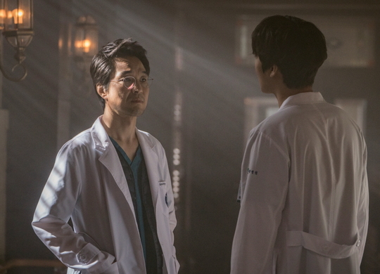 Han Suk-kyu and Ahn Hyo-seop, Romantic Doctor Kim Sabu 2, are overwhelmed by the force that puts the stone wall hospital in tension.SBS New Moonwha Drama Romantic Doctor Kim Sabu 2 (playplayplay by Kang Eun-kyung/director Yoo In-sik) is a true Doctor story that takes place in the background of a poor stone wall hospital in the province. It contains the story of meeting the eccentric genius doctor Kim Sabu (Han Suk-kyu) to find the real romance of life and running fiercely.Han Suk-kyu and Ahn Hyo-seop are in charge of the role of Seo Woo-jin, the second year of the surgical genius surgeon, who was born to live and eat with Kim Sabu, a geek genius doctor whose real name is called the hand of God, respectively, in the romantic doctor Kim Sabu 2.Above all, Han Suk-kyu and Ahn Hyo-seop are facing attention with the scene of the Daechi Station between priests, which explodes extreme tension.In the play, Kim Suk-kyu and Ahn Hyo-seop stand facing each other in the hallway of Doldam Hospital.While Kim Sabu, who has a sharp eye, is looking at Seo Woo-jin coolly, Seo Woo-jin is approaching Kim Sabu and shooting a challenging eye.As the co-coal conflict, which can not be seen in the meeting between any master and disciples, creates an unusual and bloody atmosphere, questions are rising about the confrontation of the future Doctor Priest Charisma.Han Suk-kyu and Ahn Hyo-seops storm front-line Daechi station scene was filmed at Yongin set in Gyeonggi Province last November.On this day, Kim Sabu and Seo Woo-jin were standing in front of each other, and Ahn Hyo-seop showed some tension.Han Suk-kyu then encouraged Ahn Hyo-seop to give warm advice and encouragement as a presidential election, and to give a careful answer to Ahn Hyo-seops questions about scenes and characters.Ahn Hyo-seop also expressed respect for the presidential election by listening carefully to Han Suk-kyus word.In particular, Han Suk-kyu and Ahn Hyo-seop played detailed three-dimensional emotional lines with Kim Sabu and Seo Woo-jin characters as soon as the filming began.With special consideration and respect for each other, applause burst out on the Hot Summer Days of the two people who digested the scene.The tension caused by the meeting between Master Han Suk-kyu and his student Ahn Hyo-seop will serve as another city hall point in Romantic Doctor Kim Sabu 2, said Samhwa Networks, a production company. We want you to expect two people to focus on the house theater by the confrontation of the fiery sentiment line.bak-beauty