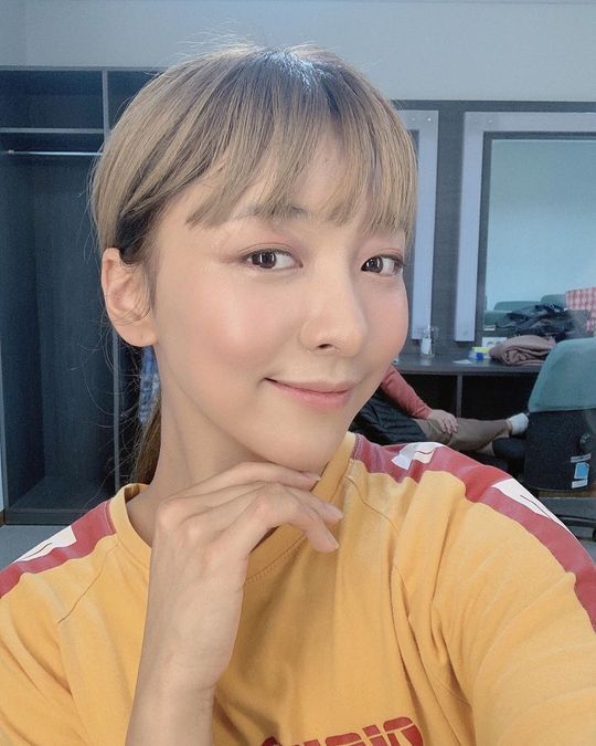 Singer Luna flaunts watery Beautiful lookLuna posted a picture on his Instagram on January 3 with an article entitled Push-Shout.The picture shows Luna smiling brightly at the camera, Lunas slender V-line and her fading small face catching her eye.Lunas large, clear eyes make her look more beautiful.delay stock