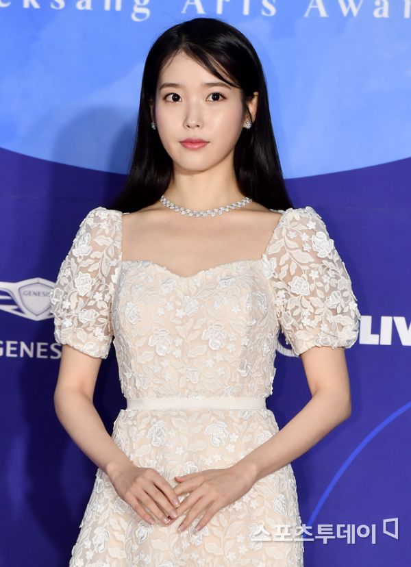Singer and actor IU confirms the movie Dream appearance and co-works with Park Seo-joon.According to multiple film officials, the IU confirmed the casting in Lee Byung-huns next film, Dream (Gase), which directed Extreme Vocational.Dream is a Greene delightful drama about the challenge of the homeless World Cup by Hongdae, a soccer player who is in the biggest crisis of his career, and special national players who have caught the ball for the first time in his life.IU, which proved its ability to act once again with the drama Hotel Deluna last year, actively acted as a recently released album Love Poem.Recently, the 2019 Tour Concert was also successfully completed.Director Lee Byung-hun captured the Audiences with Lee Byung-hun ticket comedy in 2014 by mobilizing more than 3 million Audiences with the Greene comedy film Twenty about the story of three 20-year-old friends of the blood royal family.Later in January this year, director Lee Byung-hun even went to the CRT with his witty ambassador and sensual performance in the comic rhetoric extreme job and JTBC drama Meloga constitution that captured 16 million Audience.Dream, which IU and Park Seo-joon have played Main actor, is scheduled to crank in 2020.