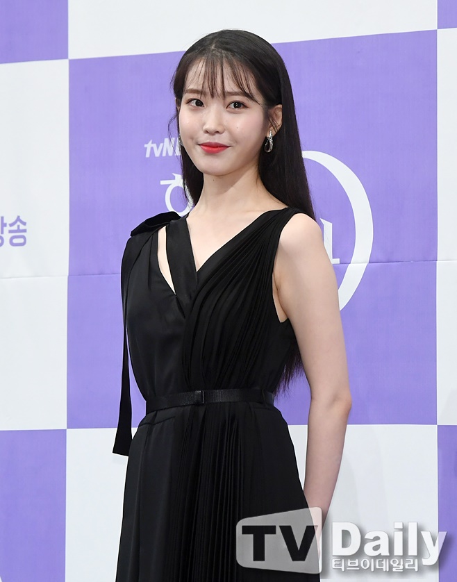 Actor Lee Ji-eun (IU) appears in the movie Dream.The next film Dream (director Lee Byung-hun and production Oktober Cinema, Gaze) directed by Lee Byung-hun, the extreme job, announced the news of Lee Ji-euns casting on the 3rd.Dream is a special game that has caught the first ball in his life with a soccer player Hongdae (Park Seo-joon), who is in the biggest crisis of his career (?) A delightful drama depicting the challenge of a national team players homeless World Cup.Lee Ji-eun plays PD Lee So-min, a broadcasting station that dreams of success, producing a documentary for the improvised national soccer team coached by Hongdae.In this film, Lee Ji-eun will show a three-dimensional character by showing a frank and bold figure that does not hide his desire for life reversal, and a heartwarming figure that supports the dream of the athletes more than anyone else.Lee Ji-eun has appeared in Producer, My Uncle, and Hotel Deluna since he started his acting activities through the drama Dream High in 2011.He also appeared in the Netflix original film Persona, and he impressed his presence as an actor by Acting four completely different characters in different directors works.The movie Dream, which is expected to be an interesting combination of Lee Byung-hun director, actor Park Seo-joon and Lee Ji-eun, is scheduled to be a crank in 2020.