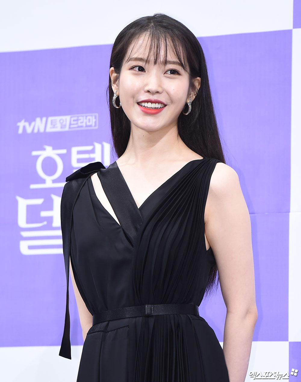 IU breathes with Park Seo-joon through Lee Byung-huns next film Dream.As a result of the three-day coverage, Lee Ji-eun (IU) confirmed her appearance in the film Dream (Gase), which is her first commercial film for IU, who has been an actor for a long time.Dream is a Greene delightful drama about the challenge of the homeless World Cup by Hongdae, a soccer player who is in the biggest crisis of his career, and special national players who have caught the ball for the first time in his life.IU will take on the heroine and breathe with Park Seo-joon.IU has been active in the Braun Pavilion mainly after appearing in Best Da Yi Shin, Producers, Lovers of the Moon: Bobo Sensei, My Uncle, and Hotel Deluna since the start of the Acting Activity with Drama Dream High in 2011.Last year, he made his debut as a movie star through Netflix Persona, an independent film.But there is no commercial film experience.With Singer and Drama also having great success, only commercial films remained; IU joined hands with director Lee Byung-hun, who became 10 million directors for the film extreme job, to meet Audiences.Meanwhile, Park Seo-joon, IU Main actors Dream is scheduled to crank in the first half of 2020.Photo = DB