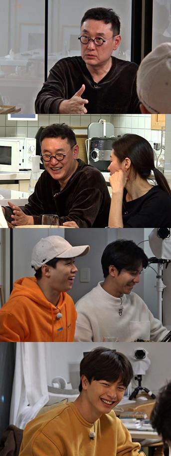 Director Jang Joon-hwan has become A loved one.On SBS All The Butlers, which is broadcasted on the afternoon of the 5th, Moon So-ri director Jang Joon-hwans A loved one aspect is released.All The Butlers Lee Seung-gi, Lee Sang-yoon, Yoo Sung-jae, Yang Se-hyeong spent a day with Moon So-ri Jang-hwan, the representative Korean film.On this day, director Jang Joon-hwan began to answer the question of Who should I marry? With a serious face.Moon So-ri, who watched this disapprovingly, said, What are you talking about so long? And added, I can just do it with someone like me.Jang Joon-hwan replied with a sense of there is no one like Moon So-ri elsewhere, and received praise and applause from the members envy.In addition to that, she succeeded in sniping her wife Moon So-ris heart and satisfied her with 200%.They also hope that they have generously handed over the Honey Tips of Life to Live as Couples to their members.In particular, Moon So-ri said, We only need to feel like we have to win (the other side).On the other hand, A loved one director Jang Joon-hwans life Un of Moon So-ri and Aun can be seen on SBS All The Butlers broadcasted at 6:25 pm on the 5th.