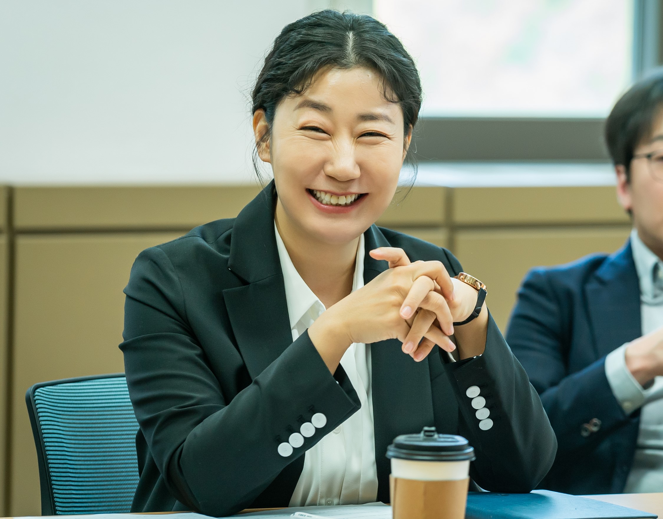 Black Dog Seo Hyun-jin, Ra Mi-ran, Ha Joon, and Lee Chang-hoon are empathizing with viewers by radiating the best team chemistry.TVN Mon-Tue drama Black Dog (director Hwang Joon-hyuk, playwright Park Joo-yeon, production studio Dragon, and Urban Works) will be on the 4th, and will catch the attention by unveiling the warm-hearted shooting scene behind the four students of the university who are responsible for pleasant laughter and warm sympathy.In the last broadcast, ahead of the resurrection of the deepening class, the courageous choice of the department of admission, which decided to face the school system problem for the students, gave a heavy echo.The department of education, which has been trying to reveal the uncomfortable truth about the pre-learning problem of private education that everyone knows but could not easily say.The voice of the painful self-reflection conveyed by Park Sung-soon (Ra Mi-ran), the head of the department of education, left a deep lull at the gathering of all fellow teachers.The first meeting of the department of admission, which encourages each other and pledges to take a step forward for students, made the hearts of the viewers warm.The existence of the high sky (Seo Hyun-jin), who is growing up as a true teacher, and the college students Park Sung-soon, Do Yeon-woo (Ha Joon), and Lee Chang-hoon (Lee Chang-hoon) who are the strong fences of the teacher in Black Dog, are the factors that double the fun and impression of the drama.The struggle of the department of admission, which does its best to win the fierce college entrance war with a hot heart toward students more than anyone else, gives a wide sympathy.Meanwhile, the scene of the full-blown shooting in the public photos shows their Moonlighting Team Chemie.I started a teaching career that was not smooth with the tag of parachute unexpectedly, but Seo Hyun-jin, who has a different level of empathy through high sky that learns his own survival strategy and goes forward.It is also interesting to shoot with Kwon So-hyun of Song Ji-sun station, which was the decisive occasion for the high sky to have the goal of the Orthodox.Song Ji-sun, a fellow teacher who has sincerely supported each other in the same position, adds warmth to the synchronized appearance of two people who look at the same place with a script and smile.If you join together in the ensuing photos, the playful appearance of the entrance department, which vertically rises the honey jam power, automatically raises the corners of the viewers mouths.Ra Mi-ran, who is smiling as cool as the smile of Park Sung-soon, the head of the department, catches the eye.The sunny faces of Ha Joon and Lee Chang-hoon, who are cultivating a lot of Lanson disciples, also convey the cheerful atmosphere of the scene.The sticky teamwork of actors captured inside and outside the camera is becoming an Engine of Youth that amplifies empathy by playing a role as a fatigue recovery agent for viewers.The passion of actors who emit pleasant energy, and the intense teamwork that can be seen by the eyes, make a drama that is complete, said Black Dog. We draw another face of the school deeper and dynamically, including competition for high school to become a full-time teacher.I hope the department will be able to play a full-fledged role.Meanwhile, the 7th episode of tvN Mon-Tue drama Black Dog will be broadcast at 9:30 pm on the 6th (Month).iMBC Kim Hye-young  Photo tvN