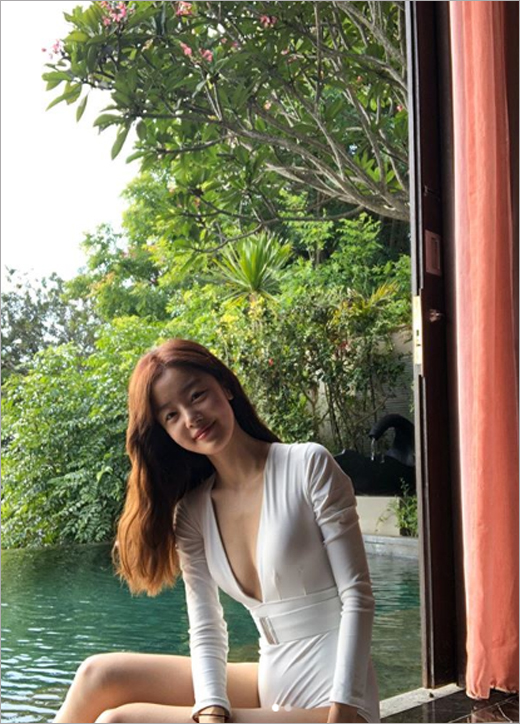 Actress Han Sun-hwa from the girl group The Secret showed a beautiful swimsuit figure.Han Sun-hwa posted a picture on his Instagram on the 4th with an article called hello.In the open photo, Han Sun-hwa showed off her brilliant beauty in a white swimmer with a deep chest line.Meanwhile, Han Sun-hwa appeared in OCN Drama Save Me 2 last year.