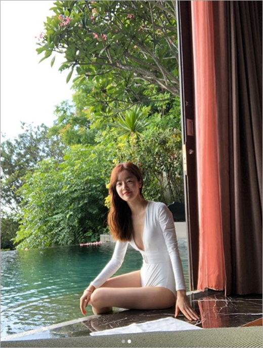 Actress Han Sun-hwa from the girl group The Secret showed a beautiful swimsuit figure.Han Sun-hwa posted a picture on his Instagram on the 4th with an article called hello.In the open photo, Han Sun-hwa showed off her brilliant beauty in a white swimmer with a deep chest line.Meanwhile, Han Sun-hwa appeared in OCN Drama Save Me 2 last year.