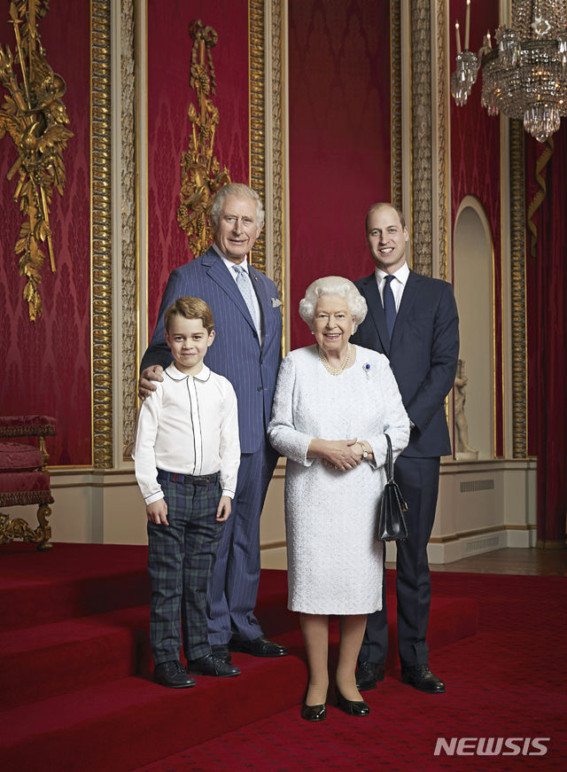 [런던=AP/뉴시스] 엘리자베스 2세 여왕과 영국 왕위 계승 서열 첫 번째인 찰스 왕세자, 두 번째인 윌리엄 왕세손, 세 번째인 조지 왕자가 함께 촬영한 사진이 3일(현지시간) 공개됐다. 2020.1.4.