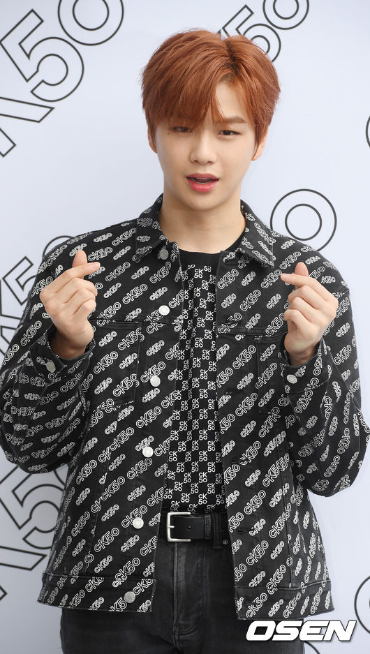 [OSEN=부산, 민경훈 기자]강다니엘이 포토월로 입장하며 포즈를 취하고 있다. / rumi@osen.co.kr