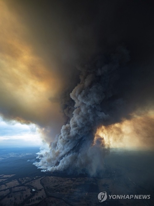 호주 깁스랜드 산불이 만든 거대한 연기 기둥 (시드니 AP=연합뉴스) 호주 빅토리아 주 이스트 깁스랜드에서 계속되고 있는 산불로 거대한 연기 기둥이 만들어져 하늘로 솟아오르는 모습으로, 깁스랜드 환경당국이 2일 제공한 사진이다. leekm@yna.co.kr