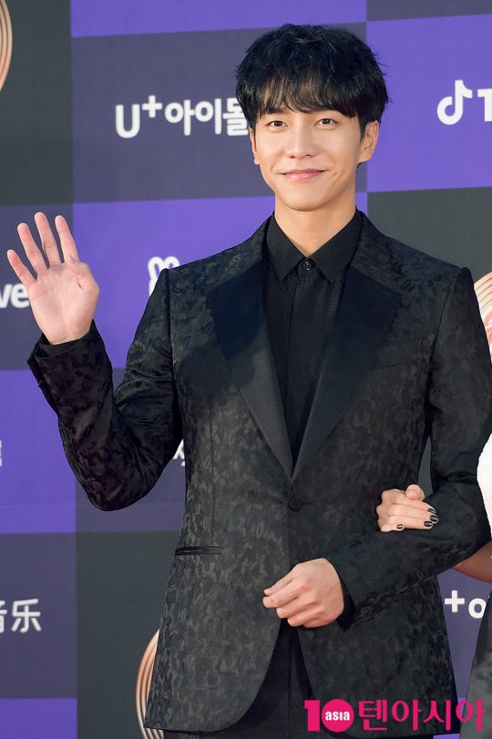 Singer Lee Seung-gi attended the 34th Golden Disk Awards with TikTalk red carpet held at Gocheok Sky Dome in Seoul Guro District on the afternoon of the 5th.The event was attended by (girls) children, Twice, Astro, Seventeen, Monster X, Godseven, Bulletproof Boys, New East, Spider, Lee Seung-gi and Park So-dam.