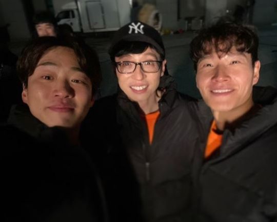 Actor Ahn Jae-hong has certified SBS Running Man appearance.Ahn Jae-hong posted two photos on his SNS account on the 5th with an article Wau!In the open photo, Ahn Jae-hong is staring at the camera with a smile with comedian Yoo Jae-Suk and singer Kim Jong-kook.The three stood side by side and created a warm atmosphere.In another photo, Ahn Jae-hong showed off his name tag with a back turn; the padding worn by Ahn Jae-hong drew attention because his name tag was embedded.Ahn Jae-hong appeared as a guest on Running Man which was aired on this day.