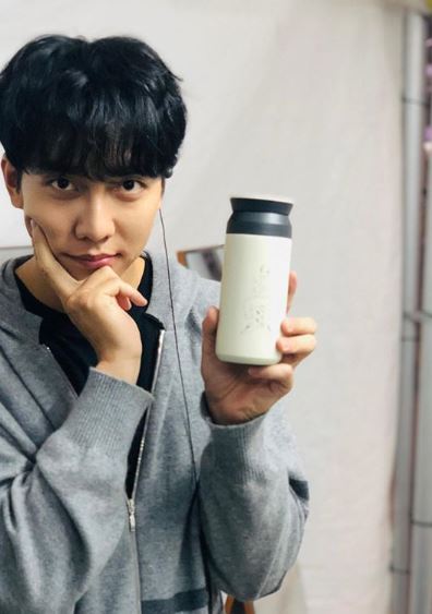 Singer and actor Lee Seung-gi has certified a tumbler Gift sent by Fans.Lee Seung-gi posted five photos on his SNS account on the 5th with an article entitled Thank You. 2020 Golden Disk Awards.Lee Seung-gi in the open photo stares at the camera in the waiting room; he boasts a bright visual with a tumbler in one hand and a chin in the other.In another photo, Lee Seung-gi smiles squeaky with a cue card, creating a warm atmosphere, with him looking at the tumbler with a playful look on his face.Lee Seung-gi also thanked Fans for his hashtag, Tumbler is so beautiful, this years tumbler award. I have to give you the prize for the creator.Lee Seung-gi was in charge of the awards ceremony at the 34th Golden Disk Awards with TikTalk at the Gocheok Sky Dome in Seoul this afternoon.