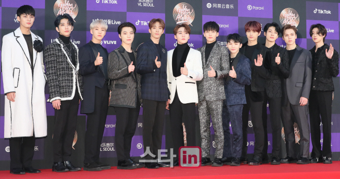 I was not feeling the New Years atmosphere because I was preparing for the stage from the end of last year to the beginning of the year, said Seventeen, who was awarded the award at the awards ceremony for the 2020 Golden Disk Awards at the Gocheok Sky Dome in Seoul on May 5. I came to the Golden Disk and felt that I had been running hard last year.I would like to thank the fans who gave me a lot of love again, he said. Seventeen will pay more for the music and performance.I want you to expect a lot of people from Carat (Fandum name), he said.The awards ceremony for the 2020 Golden Disk Awards was attended by God Seven, New East, Monster X, BTS, Seventeen, TWICE, (girl) children and Astro.MC was played by Singer and actor Lee Seung Gi and actor Park So-dam.glossy bag