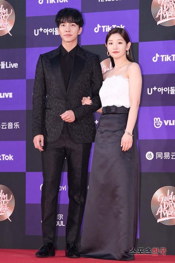 Lee Seung-gi, Park So-dam attends the 34th Golden Disk Awards Photowall Event at the Gocheok Sky Dome in Seoul Guro District on the afternoon of the 5th.The event was attended by (girls) children, Astro, Twice, Seventeen, Monster X, Godseven, BTS, New East, Spider, Lee Seung-gi and Park So-dam.
