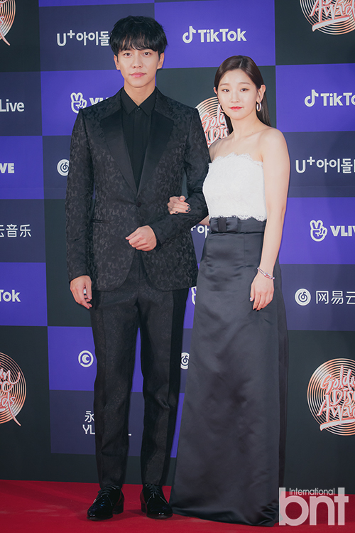 The 34th Golden Disk Awards with TicToc photo wall event was held at Goche Dome in Guro-gu, Seoul on the afternoon of the 5th.Actor Lee Seung-gi and Park So-dam have photo time.news report