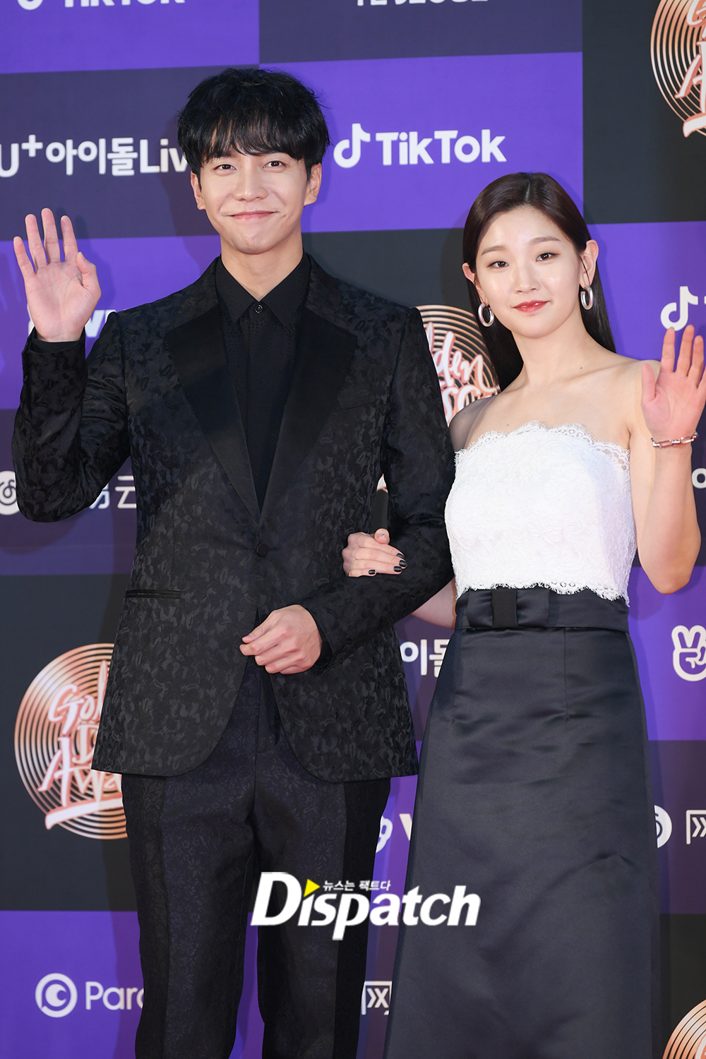 The 34th Golden Disk Awards with TicToc red carpet event was held at Gocheok Sky Dome in Gocheok-dong, Guro-gu, Seoul on the afternoon of the 5th.Lee Seung-gi and Park So-dam, who played MC on the day, completed the couple with the black & white concept.Meanwhile, the 34th Golden Disk Awards with TicToc will be awarded the digital music and music awards between the two days starting on the 4th.The digital sound source category was received by BTS.black & whiteWere good together, arent we?