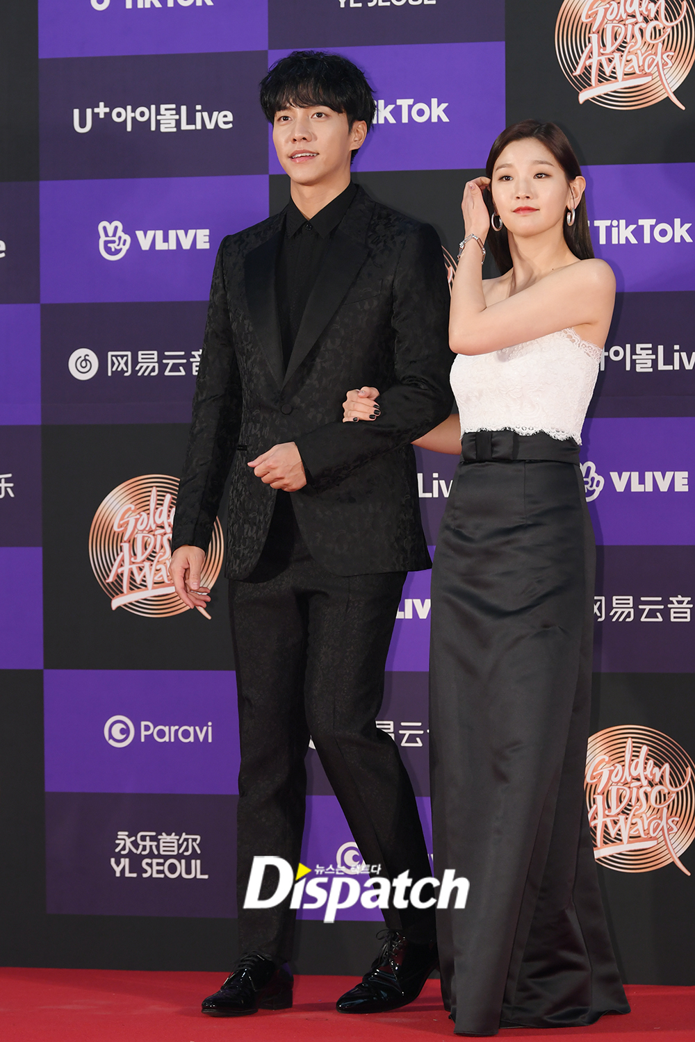 The 34th Golden Disk Awards with TicToc red carpet event was held at Gocheok Sky Dome in Gocheok-dong, Guro-gu, Seoul on the afternoon of the 5th.Lee Seung-gi and Park So-dam, who played MC on the day, completed the couple with the black & white concept.Meanwhile, the 34th Golden Disk Awards with TicToc will be awarded the digital music and music awards between the two days starting on the 4th.The digital sound source category was received by BTS.black & whiteWere good together, arent we?