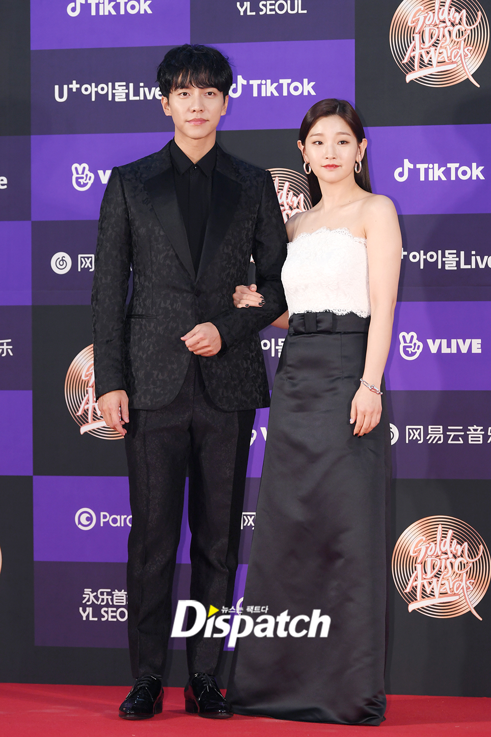 The 34th Golden Disk Awards with TicToc red carpet event was held at Gocheok Sky Dome in Gocheok-dong, Guro-gu, Seoul on the afternoon of the 5th.Lee Seung-gi and Park So-dam, who played MC on the day, completed the couple with the black & white concept.Meanwhile, the 34th Golden Disk Awards with TicToc will be awarded the digital music and music awards between the two days starting on the 4th.The digital sound source category was received by BTS.black & whiteWere good together, arent we?