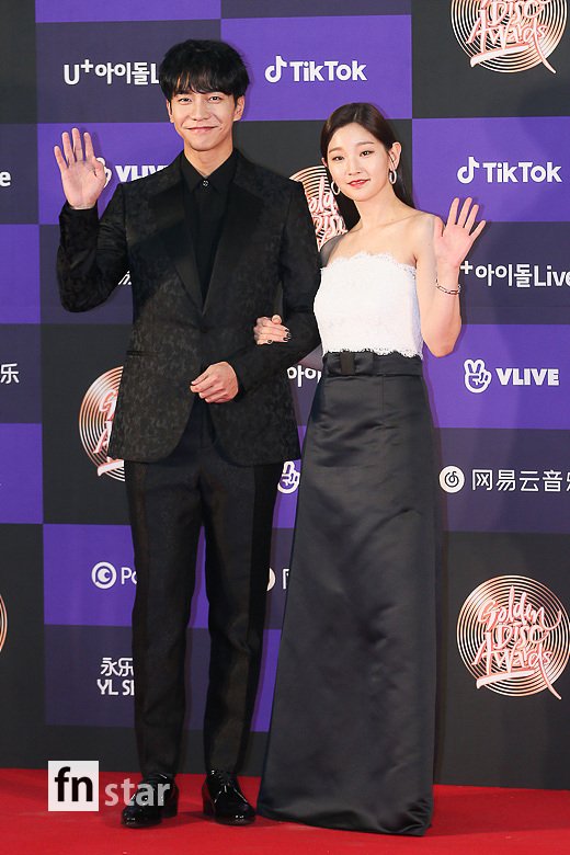 Actor Lee Seung-gi and Park So-dam attend the awards ceremony of the 34th Golden Disk Awards at the Gocheok Sky Dome in Seoul Guro District on the afternoon of the 5th and have photo time.