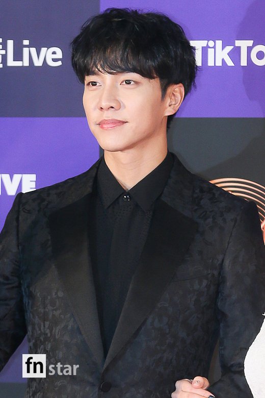 Actor Lee Seung-gi attends the awards ceremony of the 34th Golden Disc Awards at the Gocheok Sky Dome in Seoul Guro District on the afternoon of the 5th and has photo time.