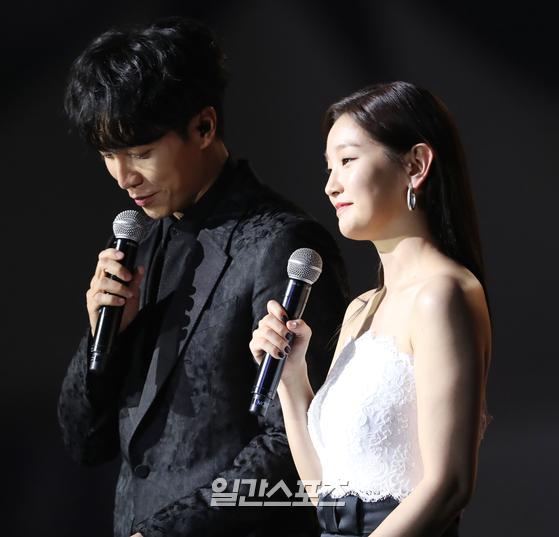 MC Lee Seung-gi and Park So-dam are making a smooth progress.34th 2020 Golden Disk Awards with TicToc will be broadcast live on JTBC, JTBC2, and JTBC4, and the TicToc app will be able to confirm the winners backstage interview./ 2020.01.05Lee Seung-gi - Park So-dam amazing, fantasy chemi