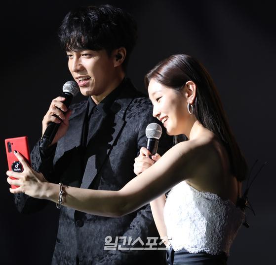 MC Lee Seung-gi and Park So-dam are conducting self-time events.34th 2020 Golden Disk Awards with TicToc will be broadcast live on JTBC, JTBC2, and JTBC4, and the TicToc app will be able to confirm the winners backstage interview./ 2020.01.05Lee Seung-gi Park So-dam and Selfie Time