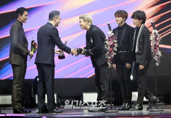 BTS is winning the grand prize from JTBC representative and actor Jung Woo-sung of Jeongdo Hong Joongang Ilbo.34th 2020 Golden Disk Awards with TicToc will be broadcast live on JTBC, JTBC2, and JTBC4, and the TicToc app will be able to confirm the winners backstage interview.Special reporting team / 2020.01.05Jindo Hong - Jung Woo-sung Congratulations BTS