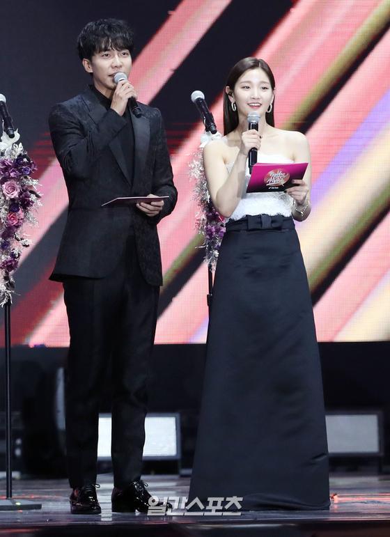 MC Lee Seung-gi and Park So-dam are playing the finale Re-Ment.34th 2020 Golden Disk Awards with TicToc will be broadcast live on JTBC, JTBC2, and JTBC4, and the TicToc app will be able to confirm the winners backstage interview.Special reporting team / 2020.01.05Finale Re-Ment Flying Lee Seung-gi - Big Sodam