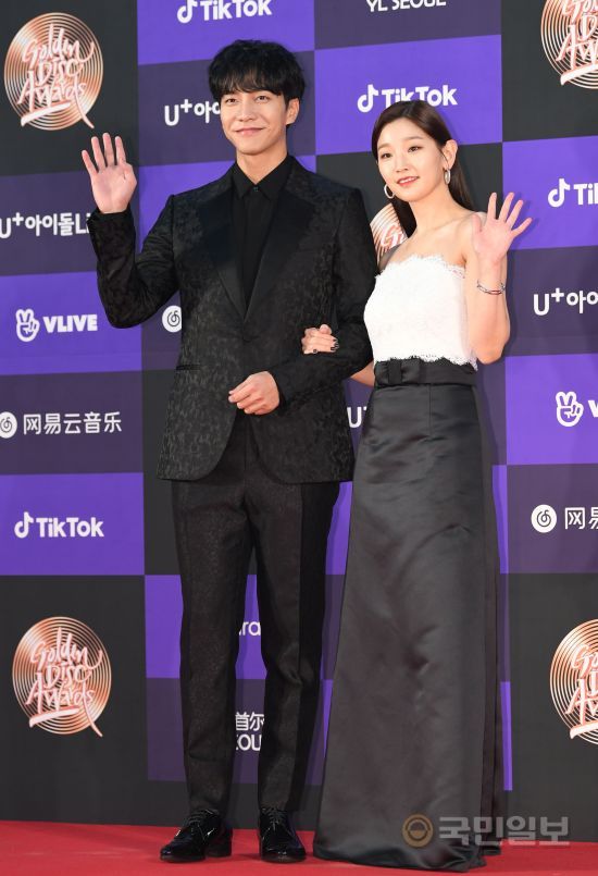 Lee Seung-gi, Park So-dam attends the 34th Golden Disk Awards (concert division) Awards at Gocheok Sky Dome in Guro-gu, Seoul, on the afternoon of the 5th, and has photo time.On the second day of the 34th Golden Disk Awards (album category) Awards, Park So-dam and Lee Seung-gi were in charge of the event, and a total of 10 teams of singers, Godseven, Spider, New East, Monsta X, BTS, Seventeen, Astro, (girls) children, Twice (Ganadasun) appeared. We plan to show the stage.We hope that they will use the stage set set set to match the concept of Winter Wonderland to perform the performance.Actor Jung Woo-sung will take charge of the awards, and the awards will be added to the weight of the awards. In addition, the most popular stars such as Kang Hee, Kim Tae Hee, Sogang Jun, Yunsea, Jang Yong Yong, Jang Dong Yoon, Jang Hyuk,