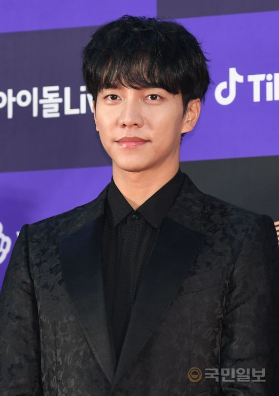 Lee Seung-gi attends the 34th Golden Disk Awards (also in the music category) Awards at the Gocheok Sky Dome in Seoul Guro District on the afternoon of the 5th, and has photo time.On the second day of the 34th Golden Disk Awards (album category) Awards, Park So-dam and Lee Seung-gi were in charge of the event, and a total of 10 teams of singers, Godseven, Spider, New East, Monster X, BTS, Seventeen, Astro, (girl) children, Twice (Ganadasun) will appear to present a special stage. ...We hope that they will use the stage set set set to match the concept of Winter Wonderland to perform the performance.Actor Jung Woo-sung will take charge of the awards, and the awards will be added to the weight of the awards. In addition, the most popular stars such as Kang Hee, Kim Tae Hee, Sogang Jun, Yunsea, Jang Yong Yong, Jang Dong Yoon, Jang Hyuk,bong-gyu bak
