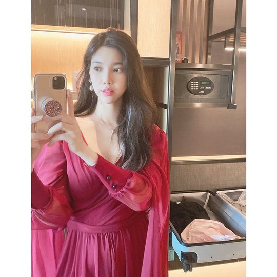 Singer Bae Da Haeee boasted a pure beauty.Bae Da Haeee posted a picture on his Instagram on January 4 with an article entitled I took it out in three years.Inside the picture is a picture of Bae Da Haee in pink dress; Bae Da Haeees blemish-free white-oak skin and slender figure catch the eye.The neat aura of Bae Da Haeee also draws attention.delay stock