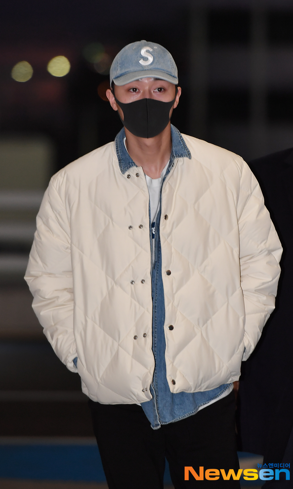Actor Park Seo-joon showed off his airport fashion on January 5 and left for Shanghai, China, to attend overseas schedules through Incheon International Airport in Unseo-dong, Jung-gu, Incheon.Park Seo-joon is heading to the exit hall on the day.expressiveness