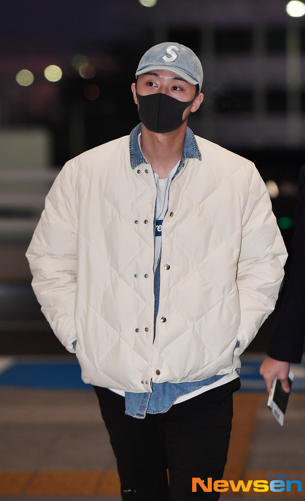 Actor Park Seo-joon departed for Shanghai Greenland Shenhua F.C., China, on January 5th, to attend overseas schedules through the Incheon International Airport in Unseo-dong, Jung-gu, Incheon.Park Seo-joon is heading to the departure hall on the day.expressiveness