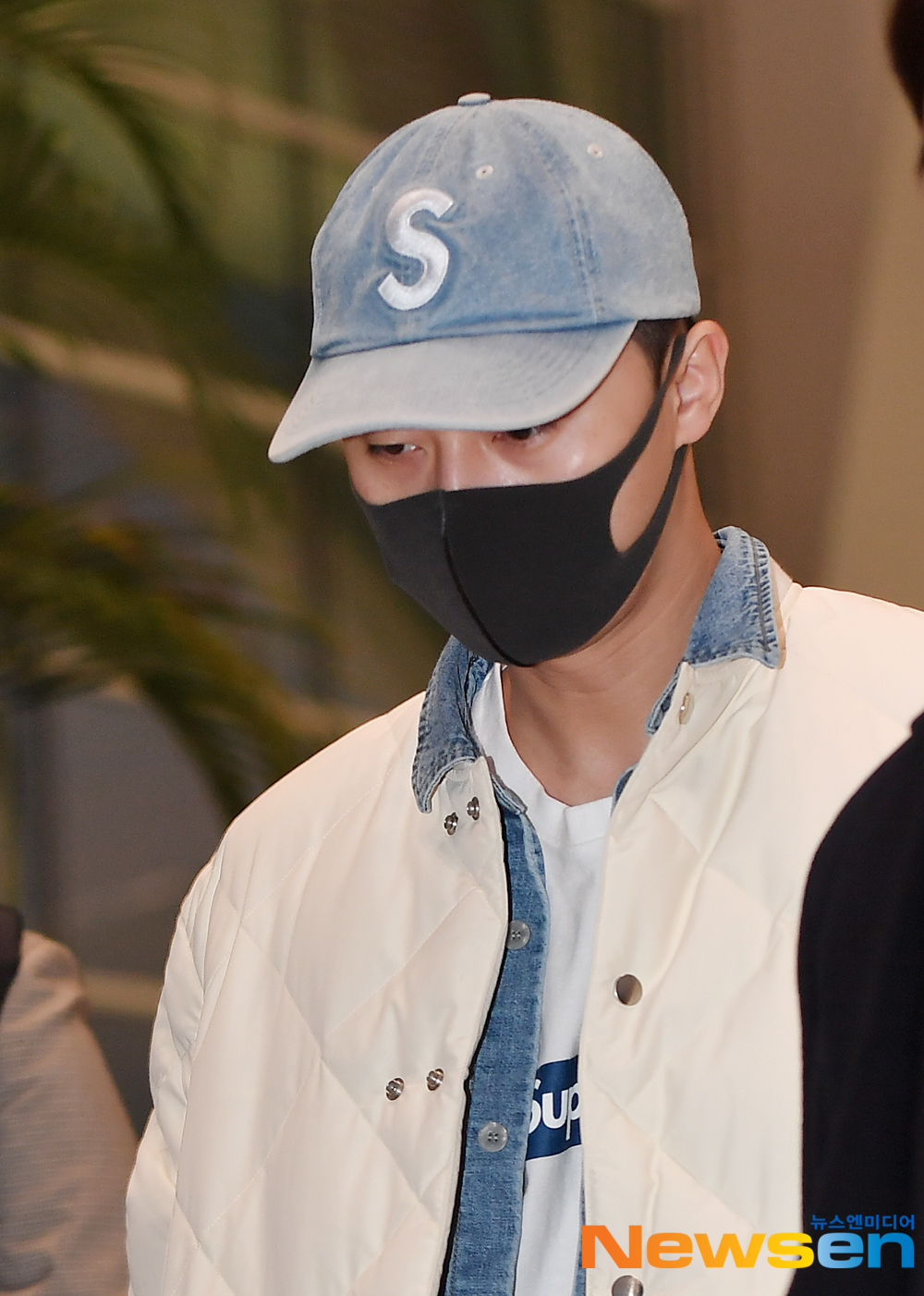 Actor Park Seo-joon departed for Shanghai, China on January 5th, with an airport fashion and attending overseas schedules through Incheon International Airport in Unseo-dong, Jung-gu, Incheon.Park Seo-joon is heading to the departure hall on the day.expressiveness