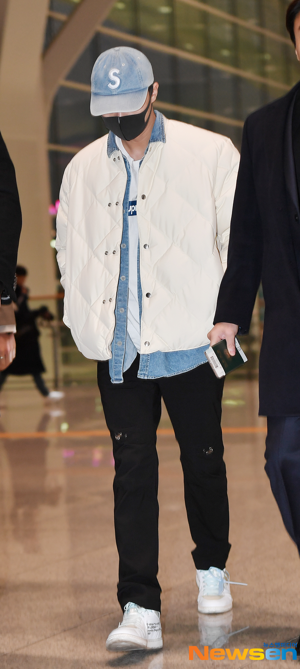 Actor Park Seo-joon showed off his Airport fashion on January 5 and left for Shanghai, China, to attend overseas schedules through Incheon International Airport in Unseo-dong, Jung-gu, Incheon.Park Seo-joon is heading to the exit hall on the day.expressiveness