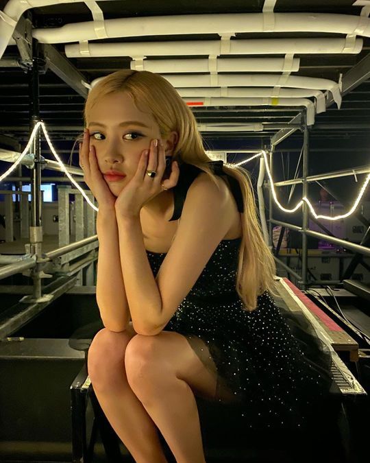 Group BLACKPINK member Rosé showed off her chic charm.Rosé posted a photo on his Instagram on January 5.The picture shows Rosé in a black dress, who is taking a calyx pose; Rosés chic eyes and slender figure catch the eye.delay stock