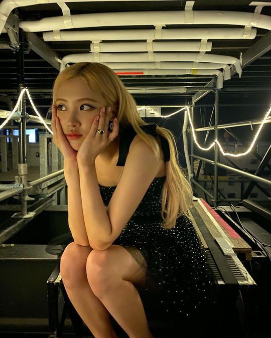 Group BLACKPINK member Rosé showed off her chic charm.Rosé posted a photo on his Instagram on January 5.The picture shows Rosé in a black dress, who is taking a calyx pose; Rosés chic eyes and slender figure catch the eye.delay stock