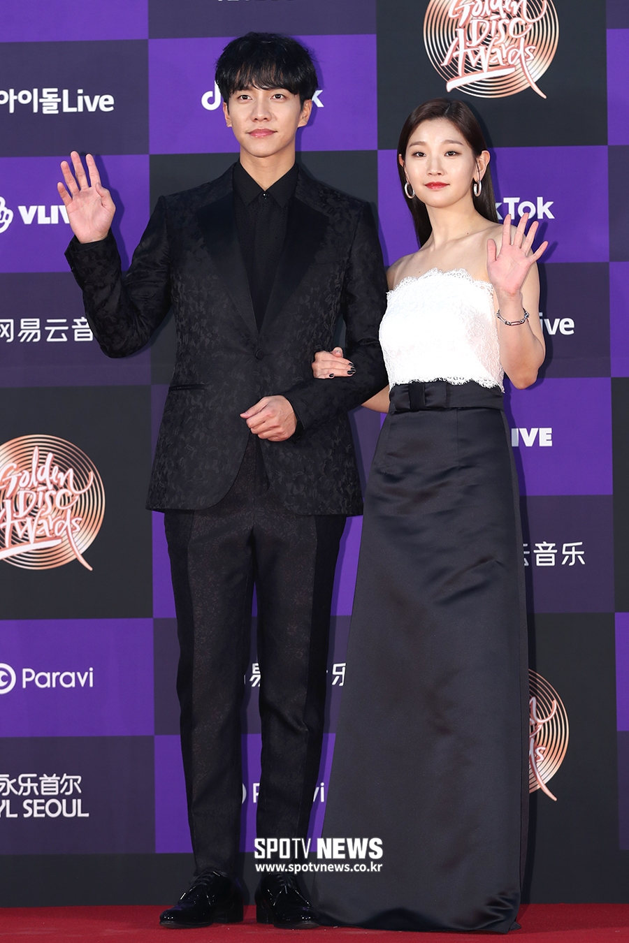 The 34th Golden Disk Awards Recording Awards photo wall event was held at Gocheok Sky Dome in Guro-gu, Seoul on the afternoon of the 5th. Actors Lee Seung-gi and Park So-dam pose.