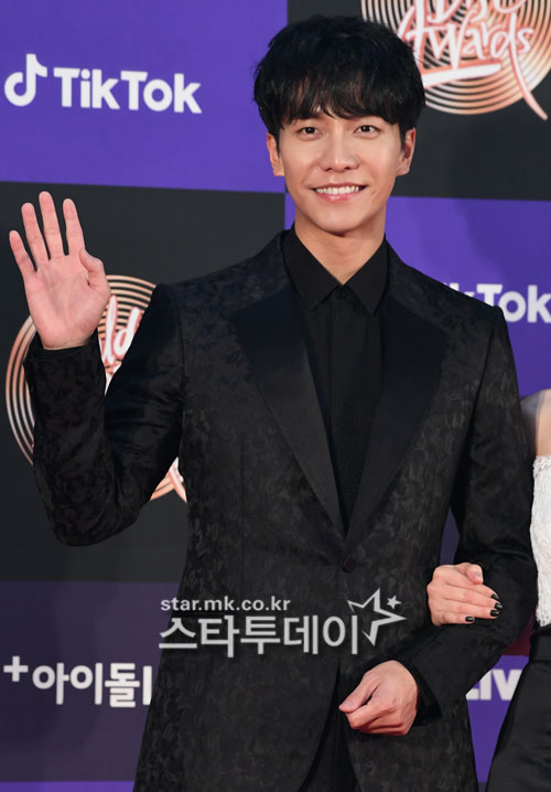 Singer Lee Seung-gi, who attended the 2020 Golden Disk Awards at Gocheok Sky Dome in Guro, Seoul on the afternoon of the 5th, is stepping on the red carpet.