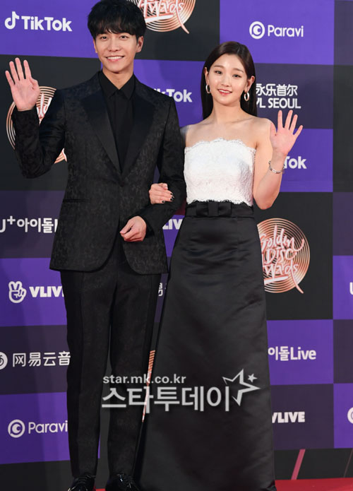 Singer Lee Seung-gi and actor Park So-dam, who attended the 2020 Golden Disk Awards held at Gocheok Sky Dome in Guro, Seoul on the afternoon of the 5th, are stepping on the red carpet.