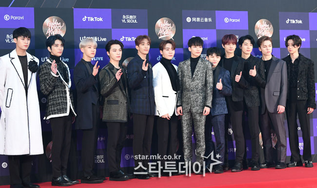 Group Seventeen and EXO Baekhyun won the main prize at the 2020 Golden Disk Awards.On the afternoon of the 5th, 34th Golden Disk Awards with TikTalk awards were held at Gocheok Sky Dome in Seoul.I did not have a chance to feel the New Year because I was preparing for the stage at the beginning of the year, but I came here today and received the prize, so we came to work hard last year and I feel like I feel it again.Seventeen added: We have already attended the Golden Disk Awards for the fifth time.I have been receiving a lot of love since my debut, and I feel grateful for that love once again. This year, our Seventeen will work hard to prepare for wonderful songs and performances, so please expect our fans to be very excited.Baekhyun did not attend the Awards for the reason of the schedule; Baekhyun said in a video, The first Solo album won the record category.I am sincerely grateful to many people who have loved us and our beloved EXOel. Please look forward to and love us in the future. 
