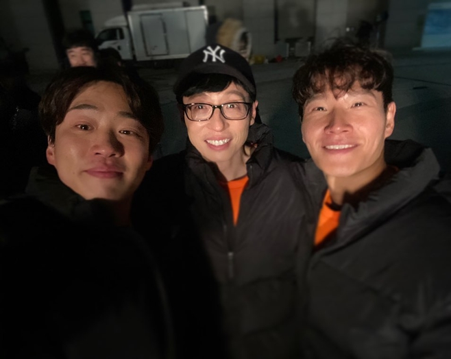 Actor Ahn Jae-hong gave a comment on Running Man appearance.Ahn Jae-hong posted two photos on his SNS on the 5th, saying Wau.The photo shows Ahn Jae-hong staring at the camera with a smile with Yoo Jae-Suk and Kim Jong Kook of SBS entertainment program Running Man.In another photo he was putting a name tag behind his back, which is a symbol of Running Man.On this day, Ahn Jae-hong appeared in Running Man with the cast of the movie I do not hurt and performed a pre-race.In particular, Ahn Jae-hong laughed at the psychological warfare that was deceived and deceived from the first appearance.Based on the webtoon of the same name, I do not hurt is a story about the extraordinary mission of the staff who worked as an animal instead of the lawyer, Ahn Jae-hong, who was ambitiously appointed as the director of the zoo Dongsan Park just before the collapse.