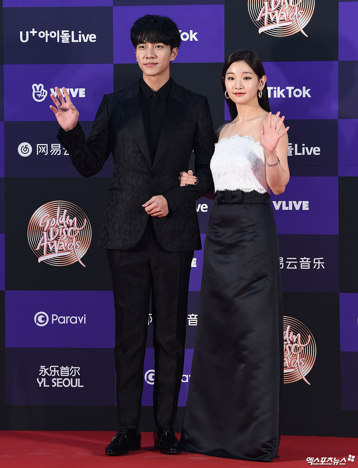 Actor Lee Seung-gi and Park So-dam attended the red carpet event ahead of the awards ceremony of the 34th Golden Disk Awards with Tiktok at the Gocheok Sky Dome in Seoul Guro District on the afternoon of the 5th.