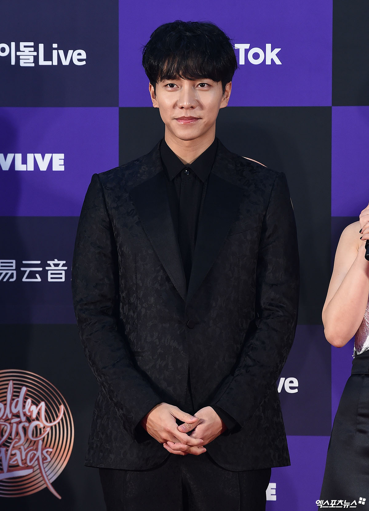 Actor Lee Seung-gi, who attended the red carpet event ahead of the awards ceremony of the 34th Golden Disk Awards with TikTalk at Gocheok Sky Dome in Seoul Guro District on the afternoon of the 5th, has photo time.
