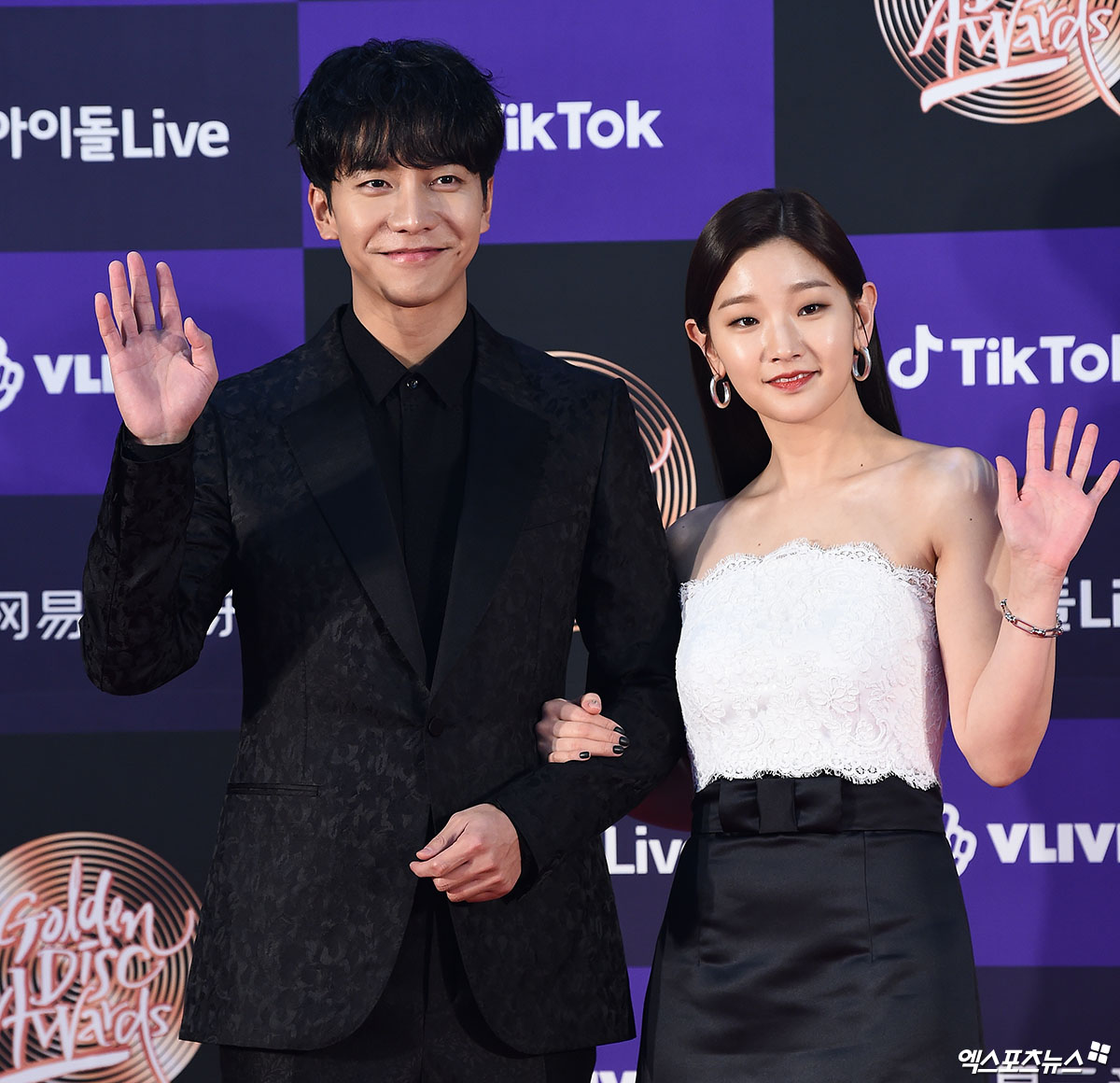 Actor Lee Seung-gi and Park So-dam attended the red carpet event ahead of the awards ceremony of the 34th Golden Disk Awards with TikTalk at Gocheok Sky Dome in Seoul Guro-gu on the afternoon of the 5th.