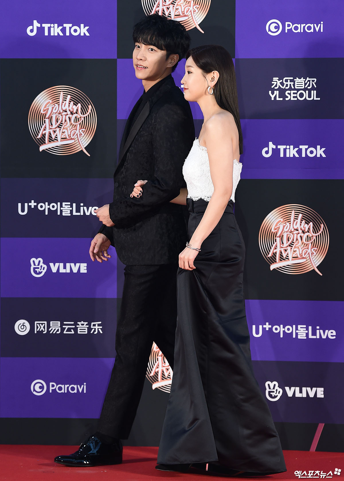 Actor Lee Seung-gi and Park So-dam, who attended the red carpet event ahead of the awards ceremony of the 34th Golden Disk Awards with TikTalk at the Gocheok Sky Dome in Seoul Guro District on the afternoon of the 5th, have photo time.