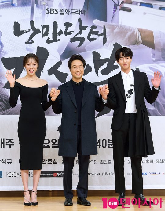 Actor Lee Sung-kyung (from left), Han Suk-kyu and Ahn Hyo-seop attended the production presentation of SBS New Moon TV drama Romantic Doctor Kim Sabu Season 2 held at SBS in Mok-dong, Seoul on the afternoon of the 6th.The romantic Doctor Kim Sabu Season 2 tells the story of the Real Doctor, which takes place in the background of a poor stone wall hospital in the province.