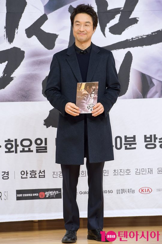 The romantic doctor Kim Sabu, who gave a deep impression in 2016, returned to season 2 after three years, giving encouragement and comfort to a world full of slander and disgust.On the afternoon of the 6th, a production presentation of Romantic Doctor Kim Sabu 2 was held at SBS Hall in Mok-dong, Seoul.Director Yoo In-sik and actors Han Suk-kyu, Lee Sung-kyung, Ahn Hyo-seop, Jin Kyeong, Im Won-hee, Kim Joo-heon, Shin Dong-wook, Yun Na-mu, Kim Min-jae and So Ju-yeon attended.After finishing Romantic Doctor Kim Sabu 1, I learned that many people loved this drama, and the affection remained unchanged over time.I asked if I could give Romantic Doctor Kim Sabu 2 to each person I met.I was happy with the process of making, so I wanted to try Actors if it was okay, but all of my family members, including Han Suk-kyu, were in the same mind. I thought it was a gift I wanted to give to everyone who missed Season 1, and I hope that the warmth and longing I felt in Season 1 will continue this time and feel good for viewers.Doldam Hospital does not mind all the patients coming in, but the medical staff is working because they are broken. It is a hospital that does not seem to exist, but wants to be somewhere.The family members of Doldam Hospital are, in a way, stupid romanticists. Third years after season one, the Doldam Hospital is under pressure from a large hospital and there is a wave of change due to the clash between the medical staff and the values ​​that are filled in. We have to maintain our beliefs and wishes, but difficult moments come.We cant solve this problem, but the process of people desperately looking for answers is a message we can give.Han Suk-kyu was a geek genius doctor called Kim Sa-bu, who calls himself a bouyonju and a romantic doctor. Han Suk-kyu said, In the world, people are hurt.We dont know why were hurt or how to fix it, and the Romantic Doctor Kim Sabu 2 cant cure it, but it will open up a little bit of a closed mind.In Season 1, viewers would have agreed with Kims side of the story, he said. I didnt want to see the good results of Season 1.I started with a modest attitude to address this problem, he said.Han Suk-kyu said, If other medical drama focuses on the story in the hospital, Romantic Doctor Kim Sabu 2 deals deeply with the story of people.We metaphorically solve the problems of modern society through the relationship that is born through Doldam Hospital and through various patients, he added. We discuss what is important to people, such as consideration for people and life, through new family members, sick youths, and Kim Sabu, and what we live for.Season 2 featured Ahn Hyo-seop and Lee Sung-kyung.Ahn Hyo-seop plays Woojin, a two-year surgeon fellow who became a doctor for a living.Lee Sung-kyung plays the hard work genius, the thoracic surgeon fellow Cha Eun-jae.This Drama is the first co-work Ive ever seen with Mr. Bible. Hes energy-good. Hes an Energizer in the field.I am also positively affected by that.Lee Sung-kyung also praised Ahn Hyo-seop as a good stimulus partner saying, I was surprised to see the progress of the game as I repeated the episode compared to the first active Woojin.Its natural that we were burdened with the season ones success, but we were enjoying it, said Ahn Hyo-seop, and we were so excited about the season ones success.But when I shoot with a burden, my body becomes difficult. I want to sublimate the burden with passion and show it as good as possible by Acting as well as possible. Lee Sung-kyung said, The seniors are also taking good pictures because they are warmly welcomed. The script was good and I wanted to be with my seniors.As Woojin and Eunjae are doctors and character growing as people, we seem to grow through Romantic Doctor Kim Sabu 2. Woojin has suffered many adversities in his childhood and has a thick wall about the world, said Ahn Hyo-seop. The process of growing up is evident.There will be many people who have been hurt by society, but they will be comforted and healed by watching Woojin, he said.Jin Kyeong, Im Won-hee, Yun-Num, Kim Min-jae and other members of the Stone Dam Hospital.Jin Kyeong said, I am Kim Sabus right arm and comrade.I think about how to look at the world warmly and how to live well.The courage and boldness of her being able to resist injustice and solve it right away are attractive, he said.Following season 1, Yoon-Num will act as an emergency medicine specialist, and Kim Min-jae will act as a nurse.The executive director, Jang Gi-tae, who is Acted by Im Won-hee, adds fun with misgivings and tit-for-tat chemistry. Im Won-hee said, In Season 2, the teacher of mindfulness became stronger and cooler.We will be alive when we dry them, he said.Kim Joo-heon, Shin Dong-wook and So Ju-yeon are new to the team this season.Park Min-guk, a surgeon who is in charge of Kim Joo-heon, is a person who has opposite beliefs as a doctor and a doctor.Shin Dong-wook plays Bae Moon-jung, an orthopedic surgeon called Bone Sick. So Ju-yeon is divided into four-year-old Yoon-eum, a major in emergency medicine who was sent to Doldam Hospital.The first episode of Romantic Doctor Kim Sabu 2 will be broadcast on the 6th, 20 minutes ahead of the existing monthly drama time zone, and will be broadcast from 9:40 p.m.