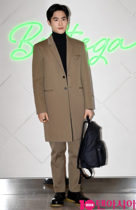 EXO Suho poses at the Bottega Veneta photocall event held at the Pangyo branch of Hyundai Department Store in Sejongnam Bundang-gu, Gyonggi Province on the afternoon of the 6th.