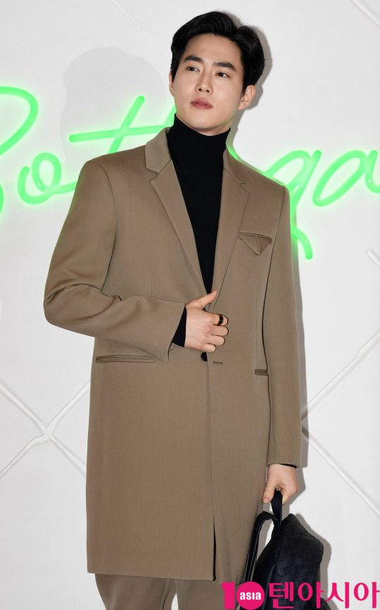 EXO Suho poses at the Bottega Veneta photocall event held at the Pangyo branch of Hyundai Department Store in Sejongnam Bundang-gu, Gyonggi Province on the afternoon of the 6th.